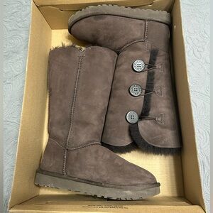 Bailey button triplet II UGGS size 7